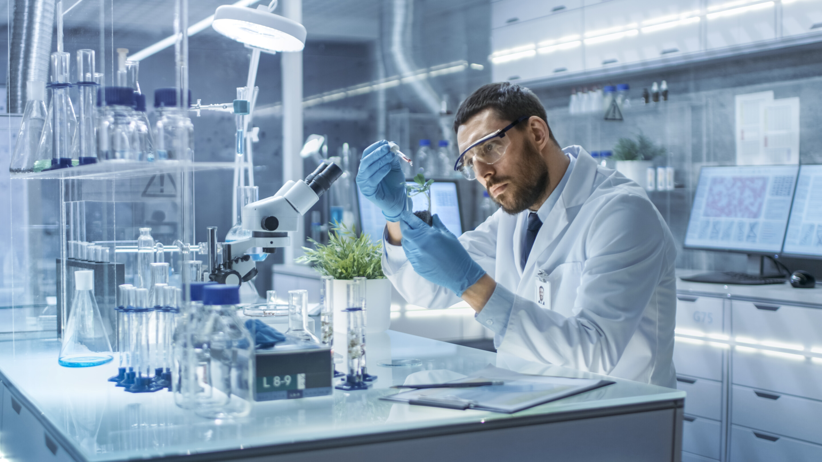 Des produits chimiques dans les laboratoires : réduisez le risque au  minimum | Solimix